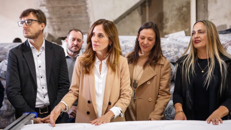 Victoria Tolosa Paz y el intendente Lucas Ghi entregaron insumos a una cooperativa textil de Morón