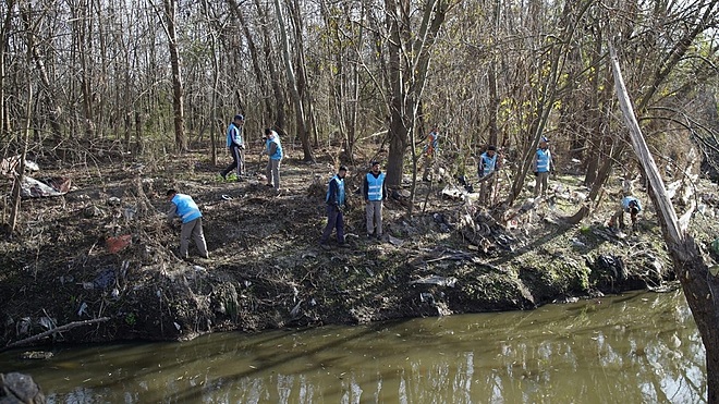 Frente a posibles lluvias, la Municipalidad profundiza los trabajos de limpieza en el arroyo Escobar