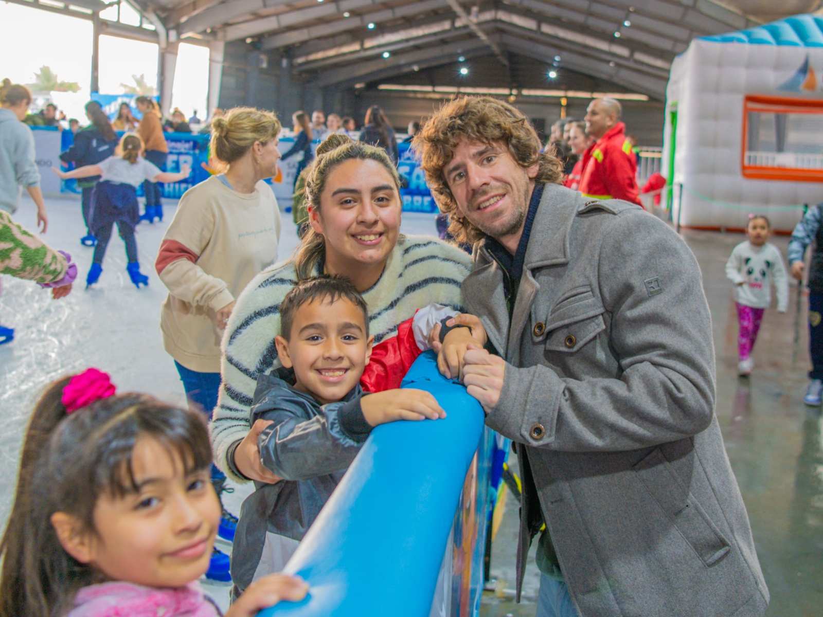 Miles de familias de San Fernando disfrutan la Pista de Patinaje sobre Hielo