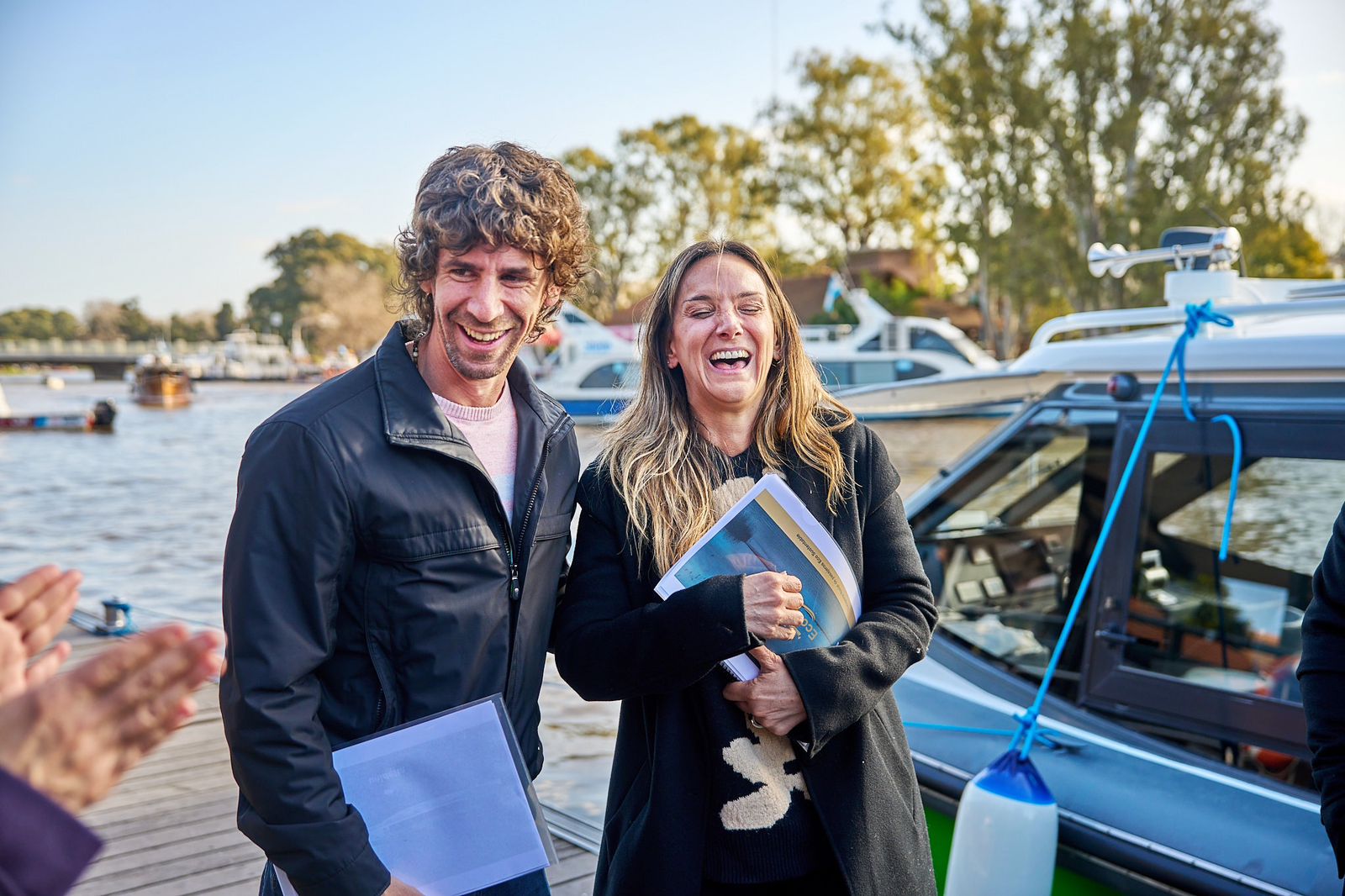 Malena Galmarini y Juan Andreotti navegaron el Delta de Tigre en la primera embarcación eléctrica de pasajeros del país