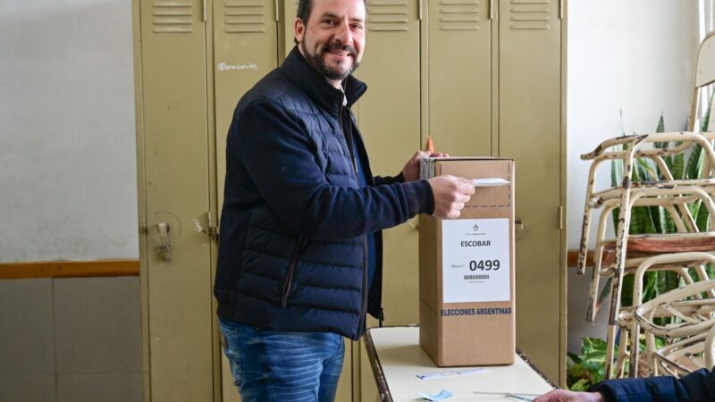 Ariel Sujarchuk ya emitió su voto en la Escuela Secundaria 3 de Belén de Escobar