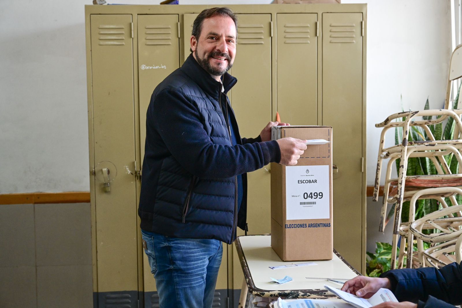 Ariel Sujarchuk ya emitió su voto en la Escuela Secundaria 3 de Belén de Escobar