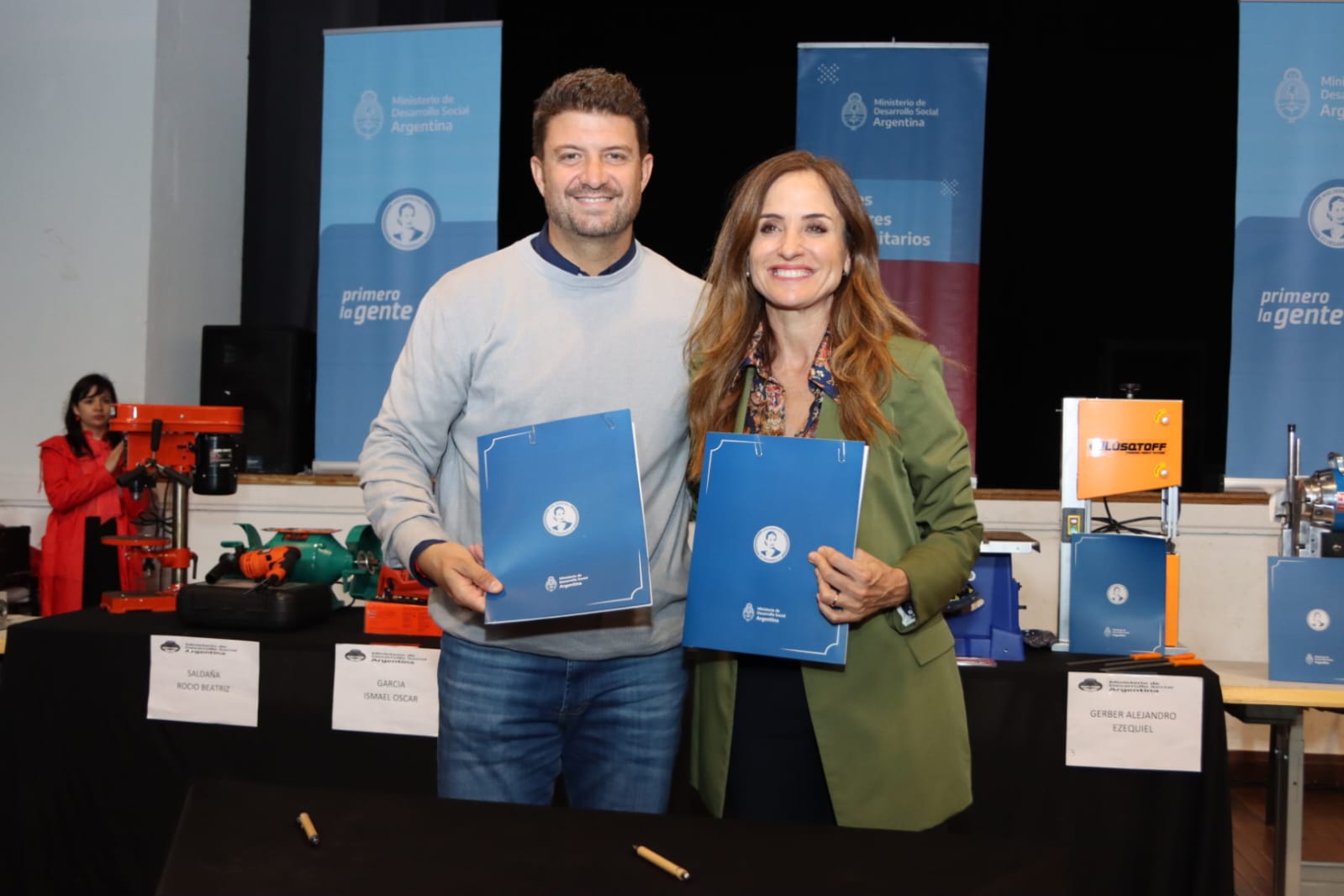 En Exaltación de la Cruz, Tolosa Paz entregó equipamiento a un CDI, herramientas a proyectos productivos e inauguró un playón deportivo