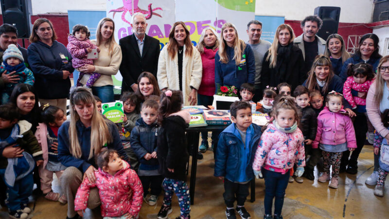 En La Plata, Tolosa Paz firmó un convenio para sumar un nuevo EPI al Plan Nacional de Primera Infancia y entregó herramientas a proyectos productivos y cooperativas