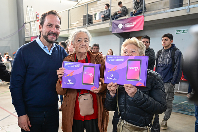 La Municipalidad entregó 4000 tablets del programa Conectando Con Vos