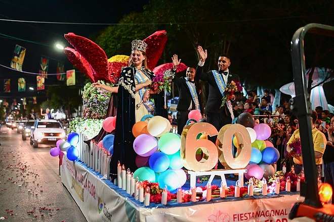 Las carrozas le aportaron su colorido a la 60° Edición de fiesta de la flor que llenó de alegría las calles de Belén de Escobar