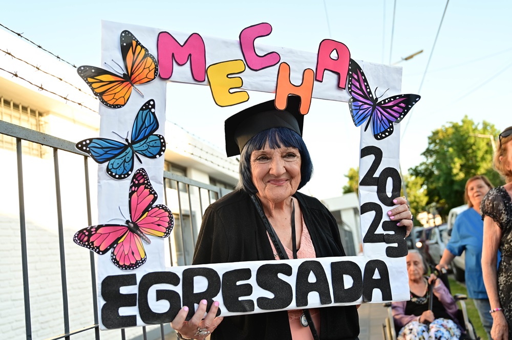 Mercedes cumplió su sueño: la vecina escobarense de 101 años egresó del secundario