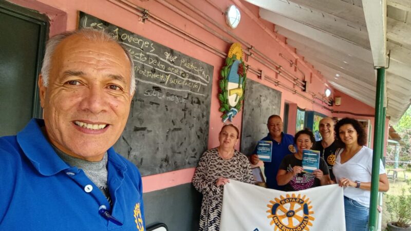 El Rotary Club Maschwitz y el Rotary Club Escobar se unieron para hacer entrega de una donación conjunta de 100 cuadernos de comunicaciones a los estudiantes de la Escuela de Isla.