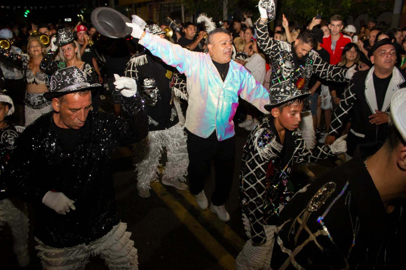 Masiva convocatoria en las calles de Vicente López en el cierre de los Carnavales organizado por Murgas Unidas y el Ateneo Nestor Kirchner