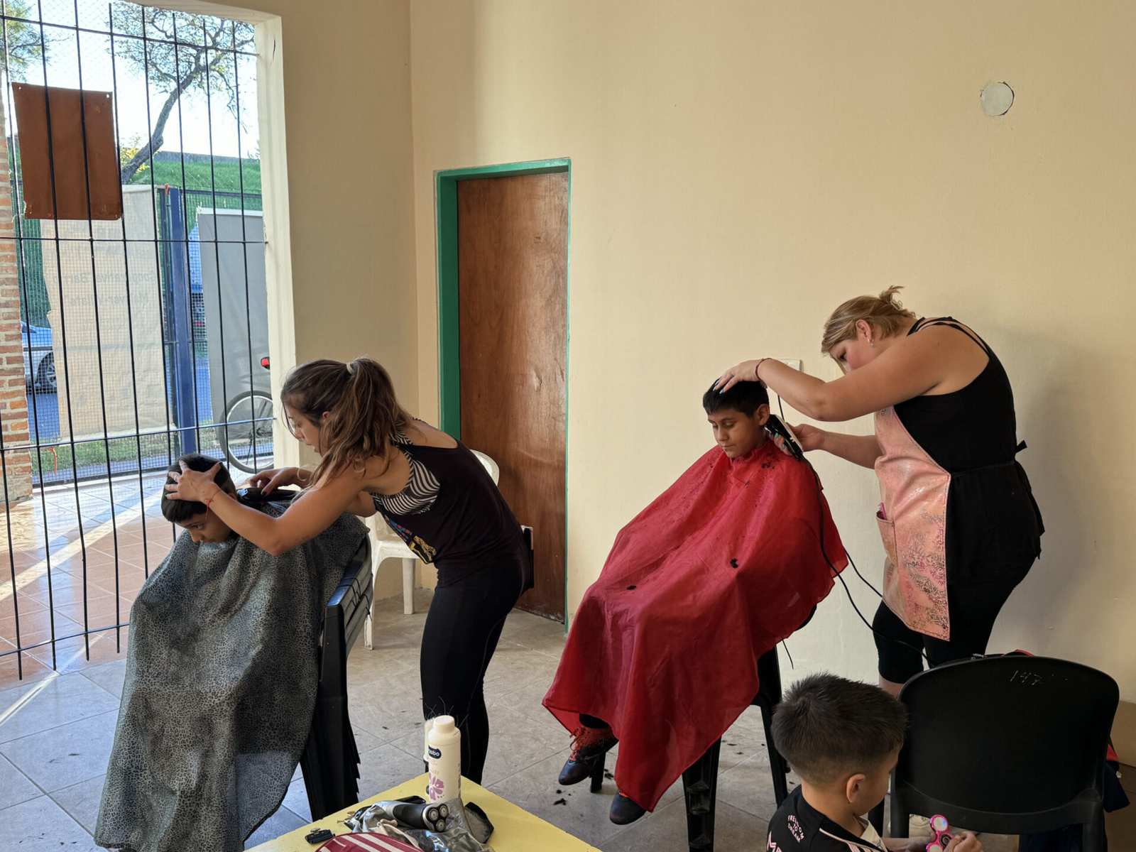 Olivos, corte de pelo solidario en el “Centro comunitario Virgen de Lourdes”