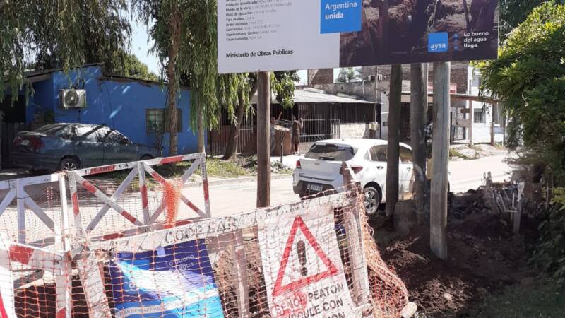 La Municipalidad le exigió a AySA que termine las obras paralizadas en el partido y la urgente reparación de calles
