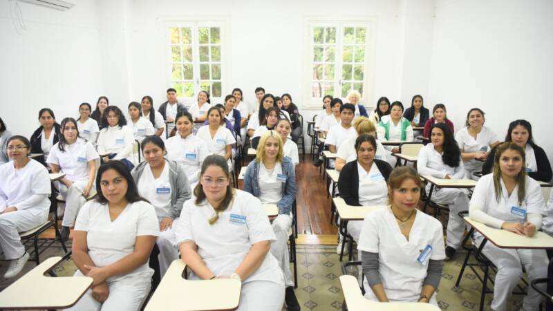 Se entregaron 50 kits profesionales a estudiantes de la carrera de Enfermería del PES Escobar