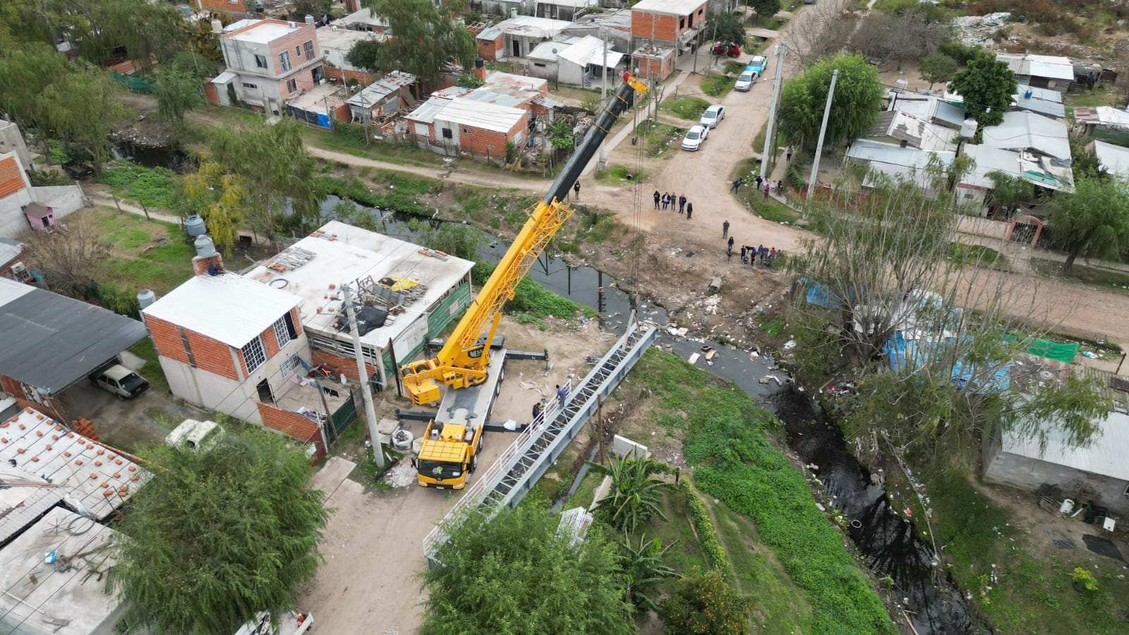 Avanza la construcción de un puente peatonal que conectará a Maquinista Savio y Garín