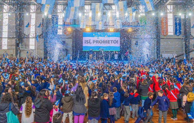 Juan Andreotti tomó la Promesa de lealtad a la Bandera a los alumnos de cuarto grado de San Fernando