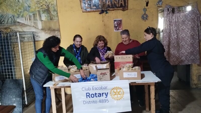 El Rotary Club de Escobar lleva dulzura al Comedor El Maná