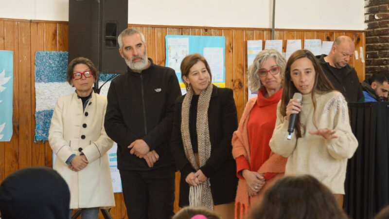 Educación Escobar: se entregaron 165 mochilas con útiles escolares en colegios donde funciona el programa Coros y Orquestas Bonaerenses