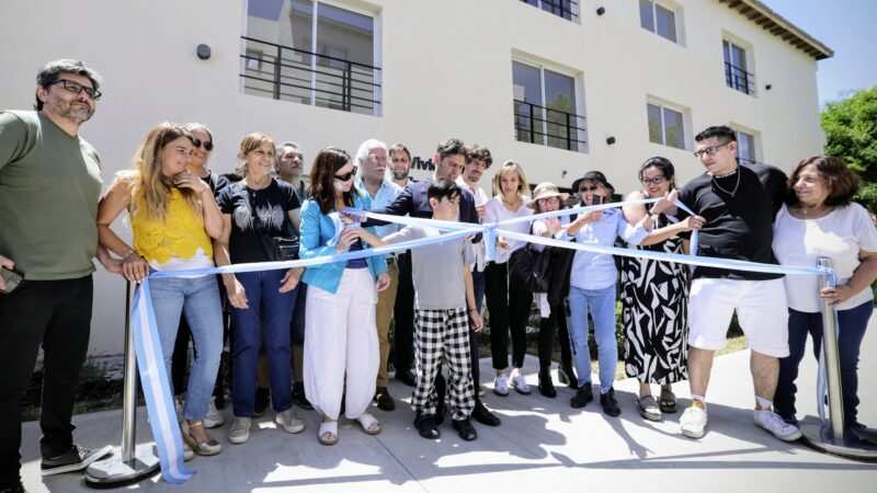 Kicillof y Andreotti entregaron viviendas, lanzaron programa de educación financiera y pusieron en funcionamiento equipamiento de Salud en San Fernando