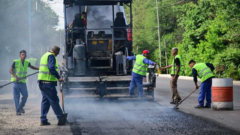 Con la colocación de la última capa de asfalto, la repavimentación y ensanche de la Ruta 26 entró en su etapa final