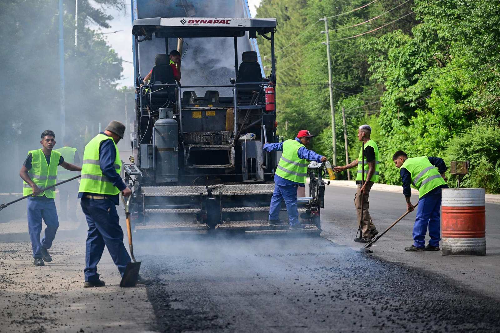 Con la colocación de la última capa de asfalto, la repavimentación y ensanche de la Ruta 26 entró en su etapa final