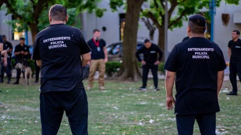 Primera experiencia de la Policía Municipal de Escobar: cadetes que estaban entrenando redujeron a un hombre que acosó a su expareja en la calle