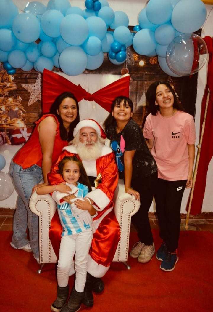 “El espíritu navideño llegó a la Sociedad de Fomento Manuel Belgrano con Papá Noel”