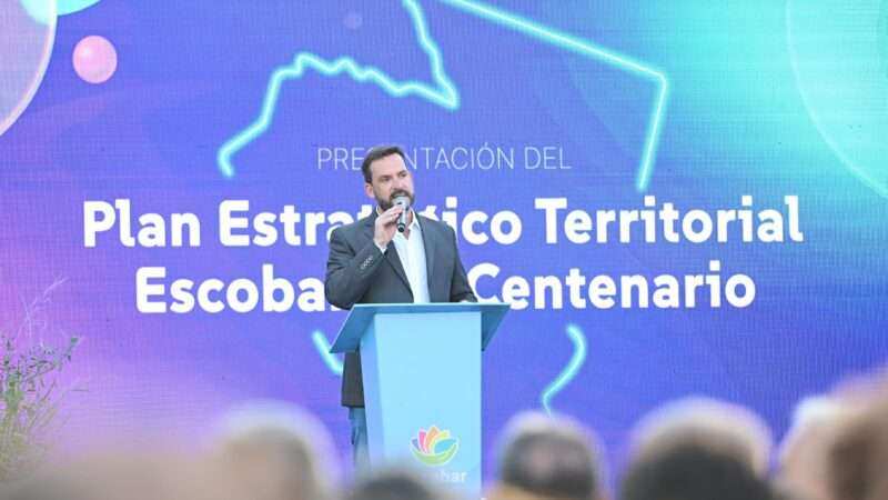 Sujarchuk entregó la documentación del Plan Estratégico al HCD