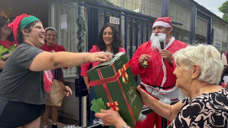 Papá Noel y su familia llenaron de magia la Feria Navideña del Centro de Jubilados “Luna de Otoño” en Carapachay