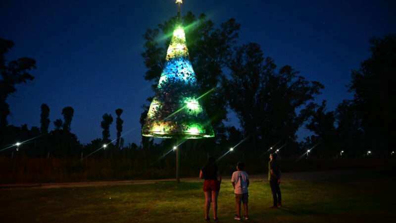 Navidad sostenible: el Municipio de Escobar armó un imponente arbolito con materiales reciclables en el Parque Papa Francisco