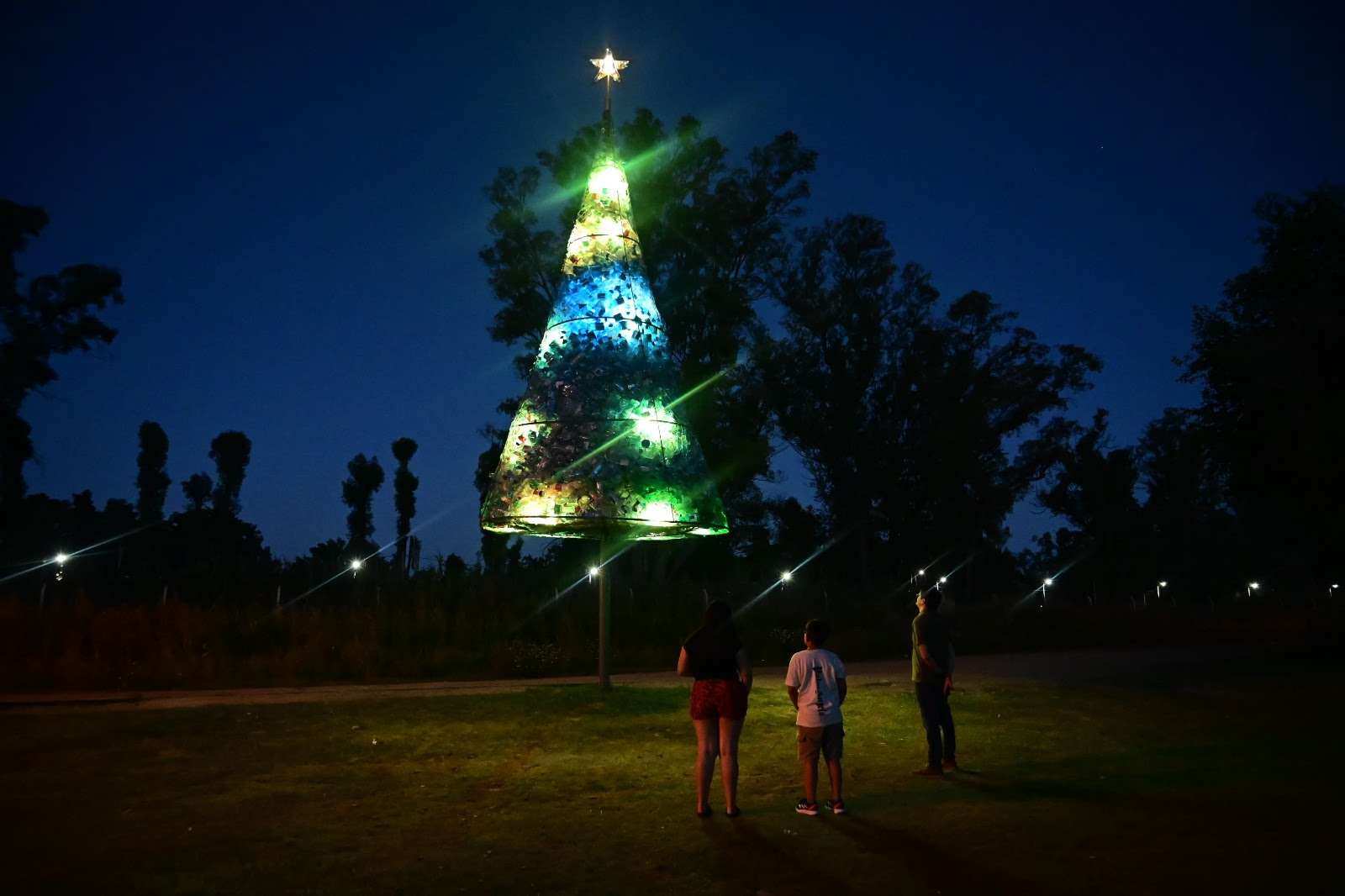 Navidad sostenible: el Municipio de Escobar armó un imponente arbolito con materiales reciclables en el Parque Papa Francisco