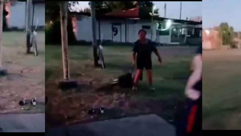 “Chancletazo Viral: La Justicia Barrial en una Canchita de Fútbol”