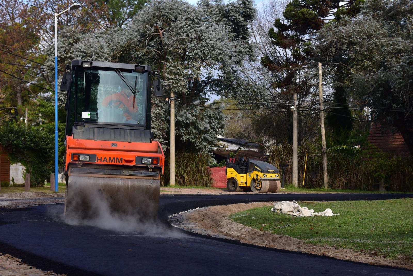 Los asfaltos no paran en Escobar: comienza la pavimentación de 110 calles en barrios populares del distrito