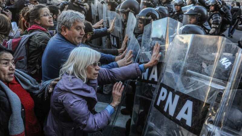 Violenta represión policial contra manifestantes que apoyaban a los jubilados: hinchas de clubes argentinos entre los agredidos