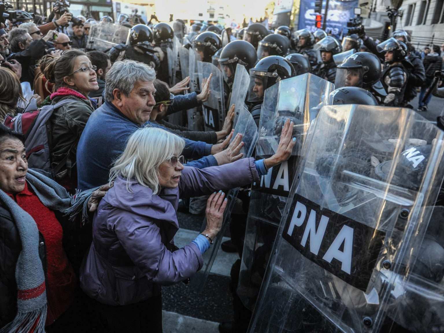 Violenta represión policial contra manifestantes que apoyaban a los jubilados: hinchas de clubes argentinos entre los agredidos