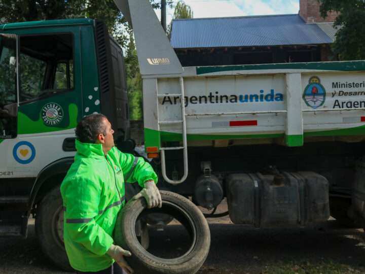 Escobar Sostenible: el Municipio avanza con el retiro puerta a puerta de neumáticos en desuso