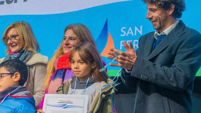 Juan Andreotti tomó la Promesa a la Bandera dealumnos de 58 escuelas de San Fernando
