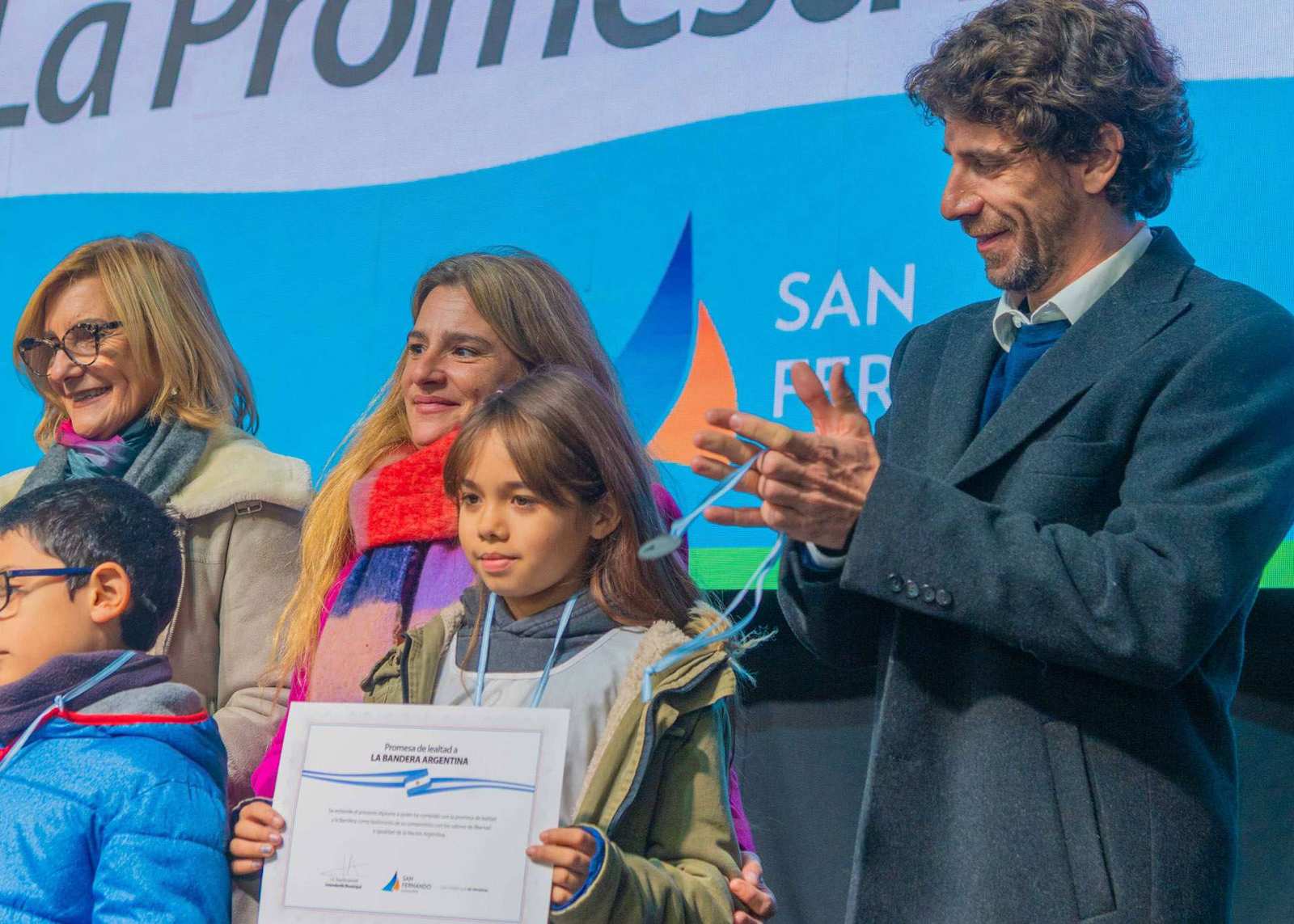 Juan Andreotti tomó la Promesa a la Bandera dealumnos de 58 escuelas de San Fernando