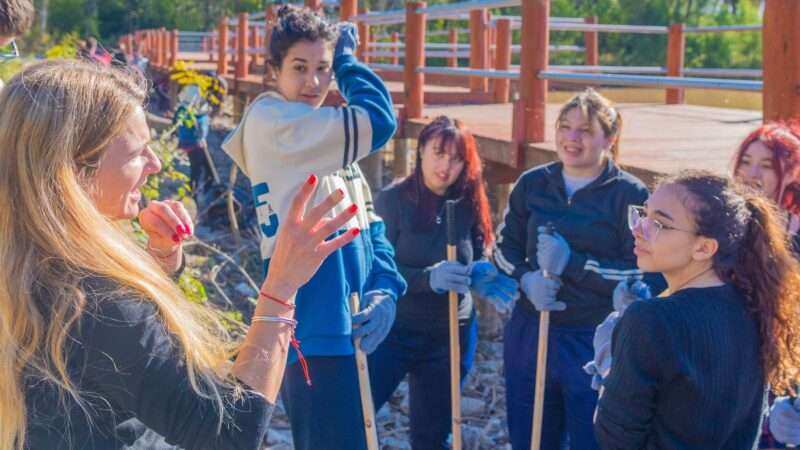 Alumnos de San Fernando ayudaron a limpiar el río enel EcoParque por el Día del Medio Ambiente