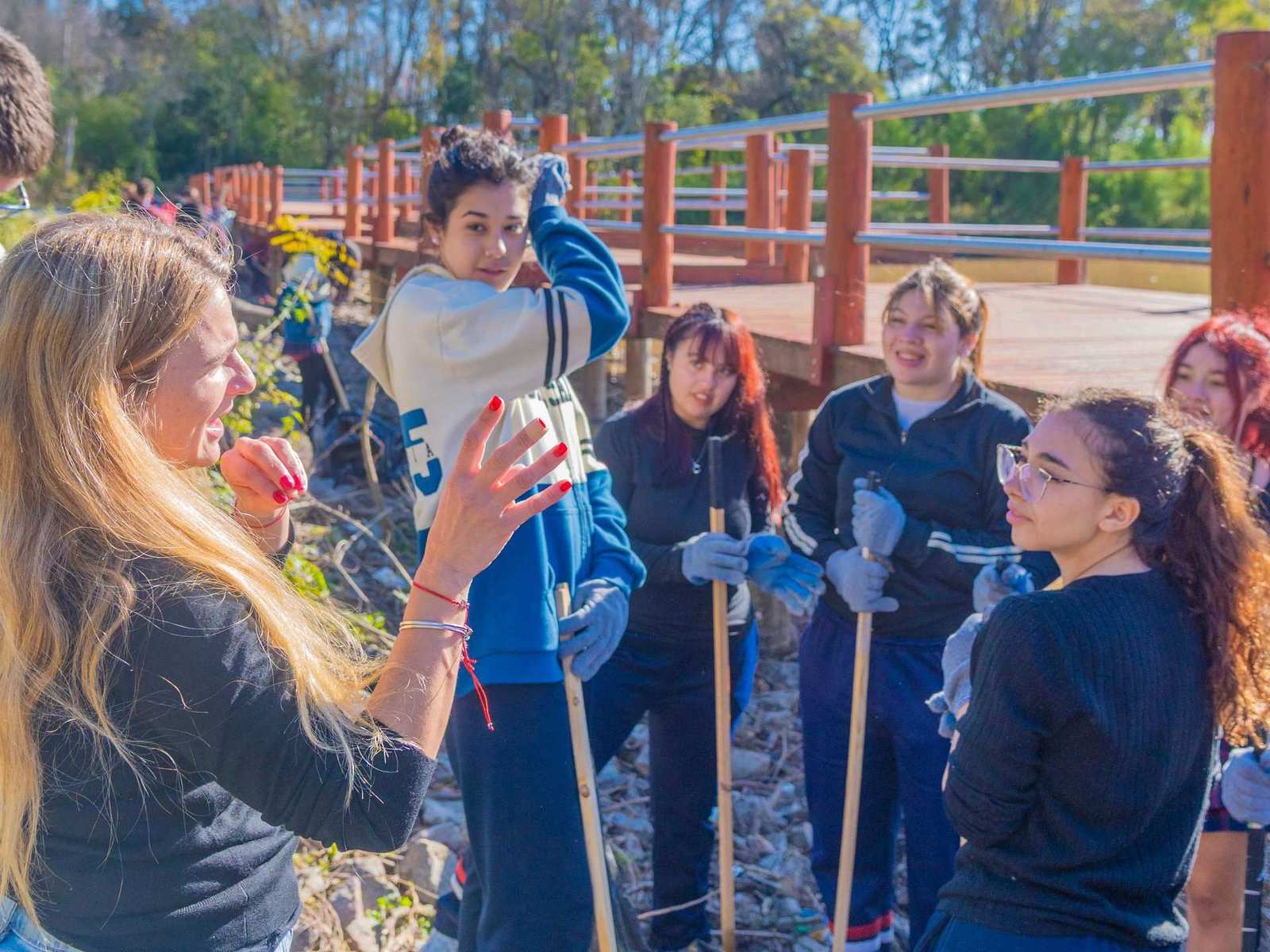Alumnos de San Fernando ayudaron a limpiar el río enel EcoParque por el Día del Medio Ambiente
