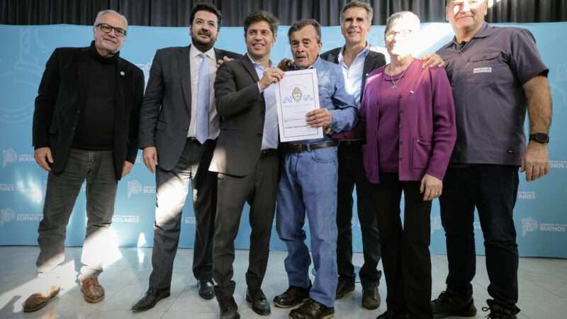 Kicillof entregó una ambulancia y patrulleros para fortalecer la seguridad en Rivadavia