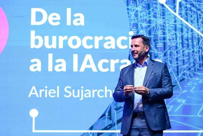 Ariel Sujarchuk publica su primer libro, una aguda reflexión sobre la ética y la participación ciudadana en tiempos de IA