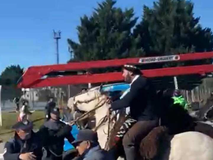 Desfile cívico: jinetes intentaron ingresar por la fuerza y fueron denunciados