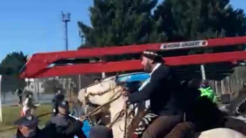 Desfile cívico: jinetes intentaron ingresar por la fuerza y fueron denunciados