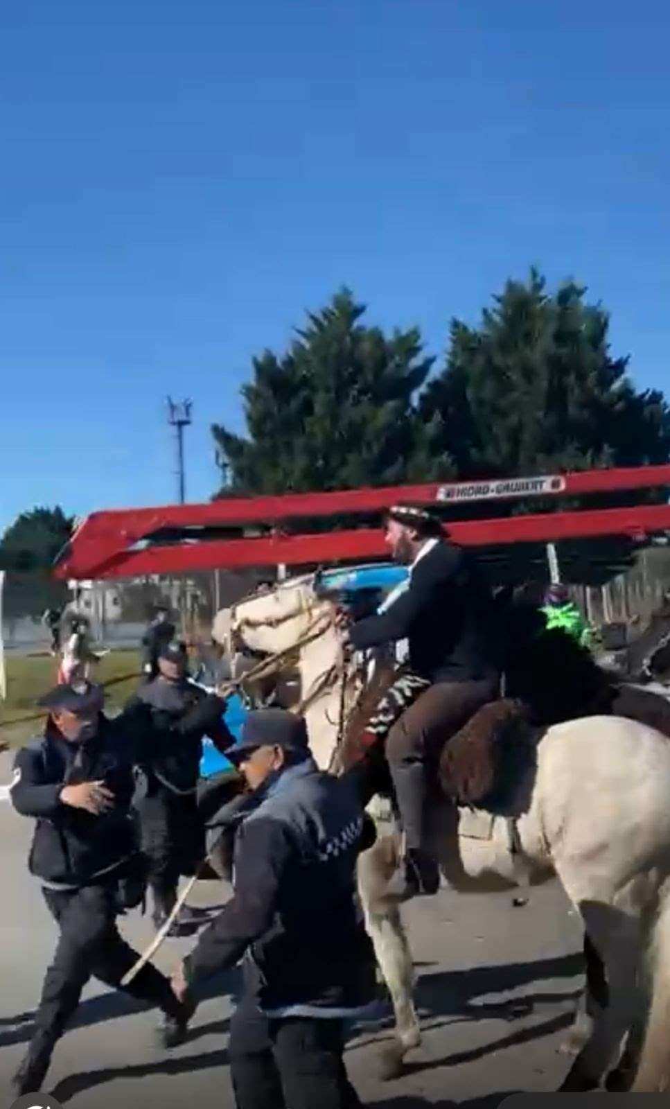 Desfile cívico: jinetes intentaron ingresar por la fuerza y fueron denunciados