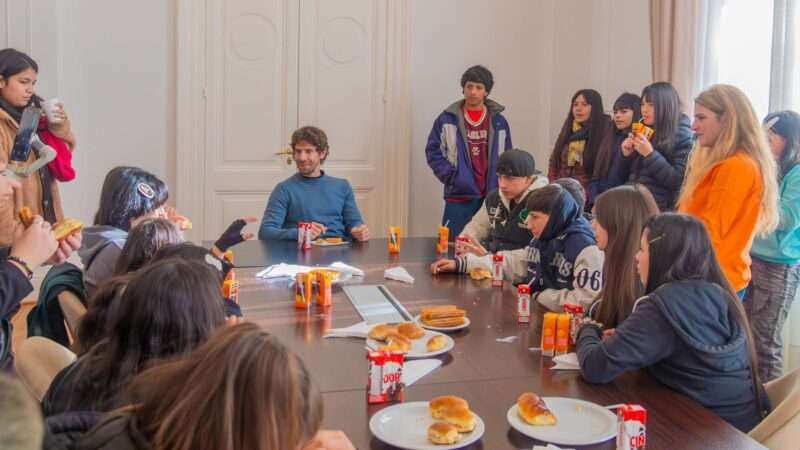 Juan Andreotti compartió un desayuno con adolescentes de un programa educativo