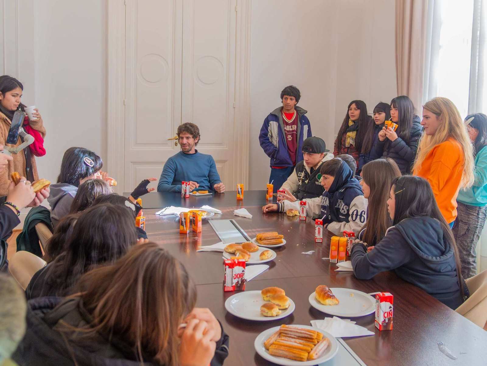 Juan Andreotti compartió un desayuno con adolescentes de un programa educativo