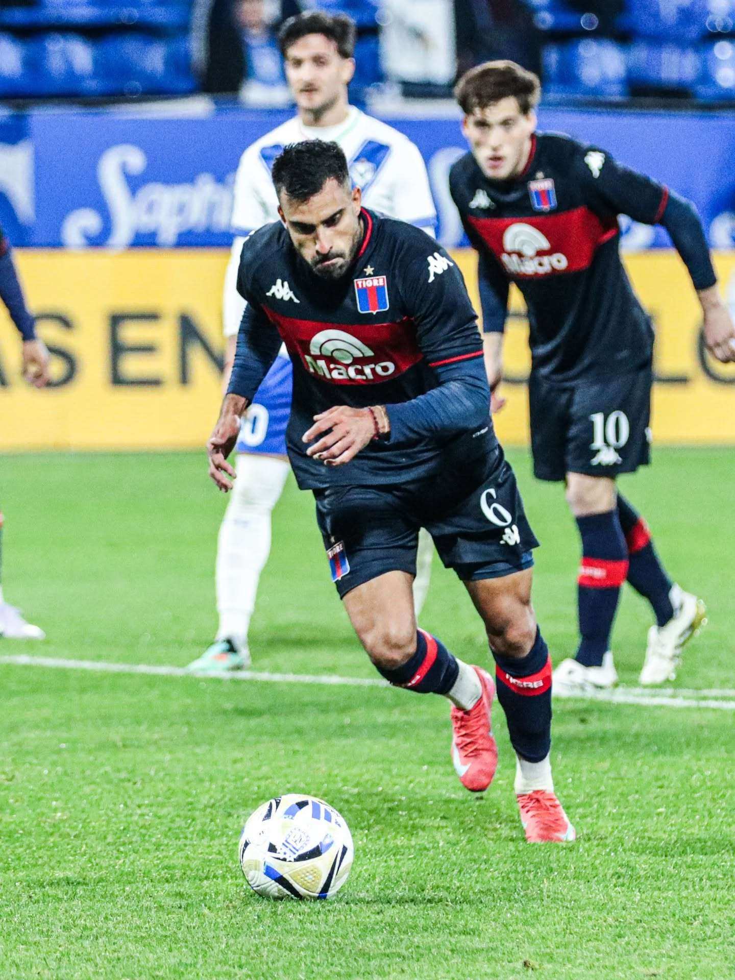Tigre cayó ante Vélez en un partido caliente y con fallos polémicos con el VAR como protagonista