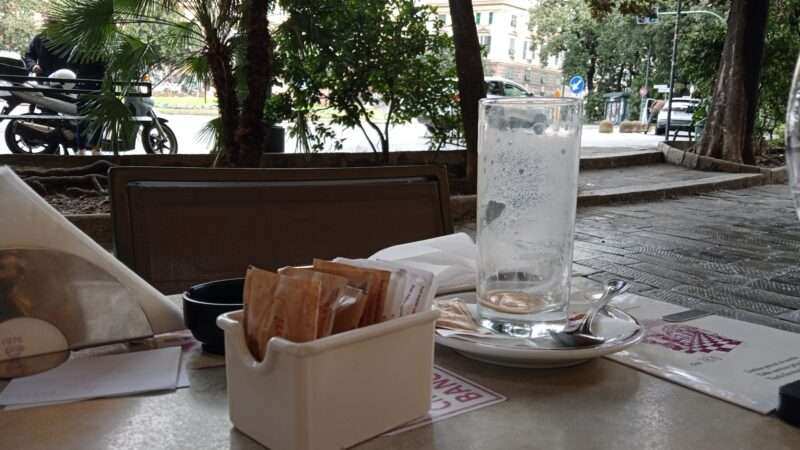 Muchacho en un café