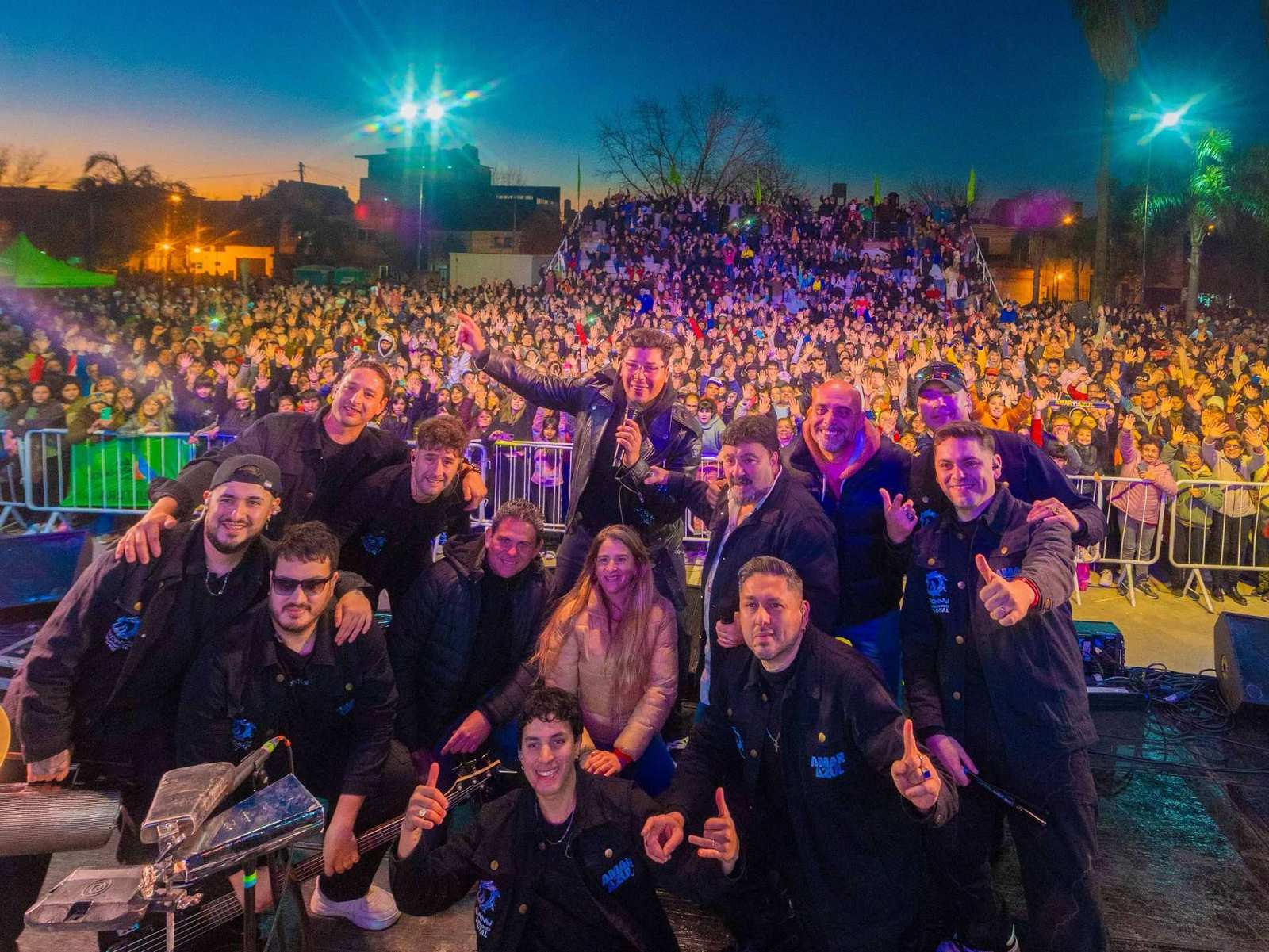 Una multitud de familias disfrutaron el Festival Tropical con Amar Azul y más artistas