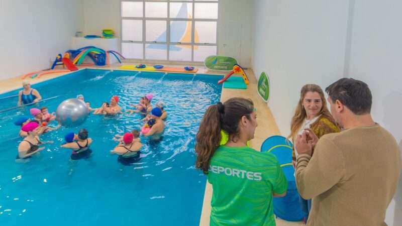Eva Andreotti acompañó las primeras clases deMatronatación del Nuevo Polideportivo N°11 de SanFernando