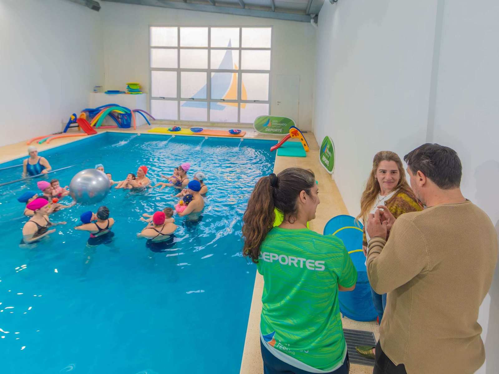 Eva Andreotti acompañó las primeras clases deMatronatación del Nuevo Polideportivo N°11 de SanFernando